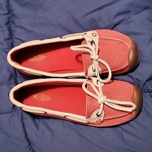 Womans keen size 7 flats in salmon color